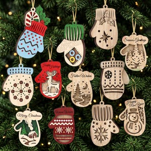 Può includere: Una collezione di dodici ornamenti in legno a forma di muffola con vari disegni tagliati al laser, tra cui un pupazzo di neve, renne, pini, fiocchi di neve e scritte come Merry Christmas e Festive Wishes, dotati di cordini dorati.
