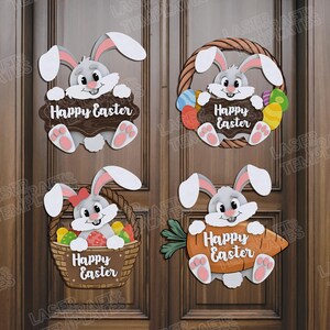 Pode incluir: Quatro decora&ccedil;&otilde;es de coelhinho da P&aacute;scoa diferentes com o texto "Feliz P&aacute;scoa" em cada uma. Os coelhos est&atilde;o segurando uma cesta, uma cenoura, uma coroa e uma placa. As decora&ccedil;&otilde;es s&atilde;o feitas de madeira e s&atilde;o pintadas em cinza, marrom e branco.