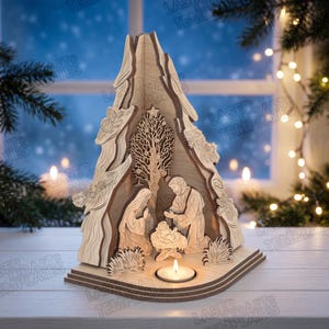Può includere: Un presepe in legno a più strati caratterizzato da una struttura ad albero stilizzata con sagome ritagliate di Maria, Giuseppe e Gesù bambino. L'oggetto poggia su una base a gradini con un foro circolare per un lumino.