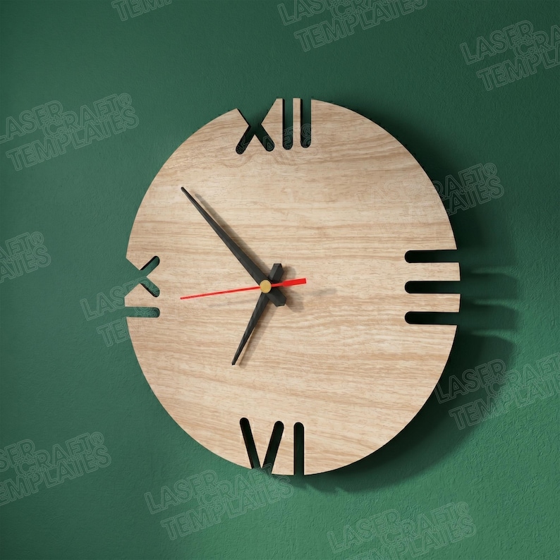 Puede incluir: Un reloj de madera redondo con n&uacute;meros romanos en XII y VI. Las manecillas del reloj son negras con un segundero rojo. La esfera del reloj es de color marr&oacute;n claro con un patr&oacute;n de vetas de madera. El reloj est&aacute; montado en una pared verde.
