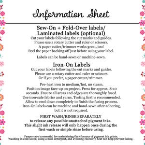 Puede incluir: Hoja de informaci&oacute;n con instrucciones para coser, planchar y lavar etiquetas laminadas y termoadhesivas. La hoja tiene un borde floral e incluye el texto "Sew-On + Fold-Over labels/ Laminated labels (optional)" y "Iron-On Labels".