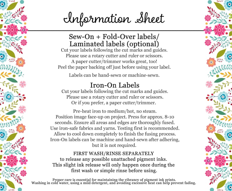 Puede incluir: Hoja de informaci&oacute;n con instrucciones para coser, planchar y lavar etiquetas laminadas y termoadhesivas. La hoja tiene un borde floral e incluye el texto "Sew-On + Fold-Over labels/ Laminated labels (optional)" y "Iron-On Labels".