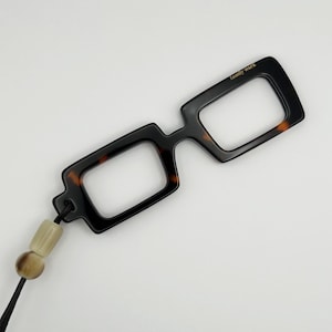 Pendant magnifying glasses, dark tortoiseshell