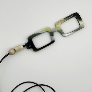 Magnifying glasses pendant, natural horn effect