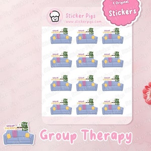 Könnte beinhalten: Ein Bogen Sticker mit einem blauen Sofa, über dem eine Pflanze hängt. Das Sofa hat zwei rosa Kissen und der Text "GROUP THERAPY" steht auf der Pflanze. Die Sticker sind auf weißem Hintergrund mit rosa Rand.