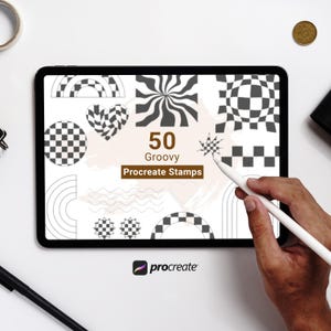 Puede incluir: Una pantalla de tableta digital que muestra 50 sellos Procreate groovy en blanco y negro. Los sellos presentan formas geométricas, patrones y remolinos. El texto "50 Groovy Procreate Stamps" se muestra en la pantalla. El logotipo de Procreate es visible en la esquina inferior derecha.