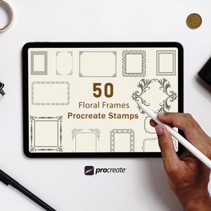 Op de afbeelding: Een digitaal tabletscherm met 50 Procreate-stempels met bloemmotieven. Het scherm toont een verscheidenheid aan frames met ingewikkelde bloemmotieven. De tekst "50 Floral Frames Procreate Stamps" wordt in bruine tekst op het scherm weergegeven. Het Procreate-logo wordt weergegeven in de linkerbenedenhoek van het scherm.