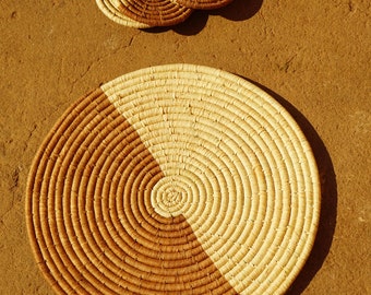 Handgefertigte Tischmatte aus Bast und Aravola