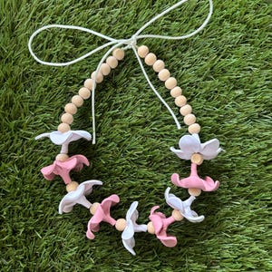 Lei hawaïen de voiture | Fleurs Puakenikeni | Collier rétroviseur pour voiture Aloha | Décoration de voiture tropicale faite main