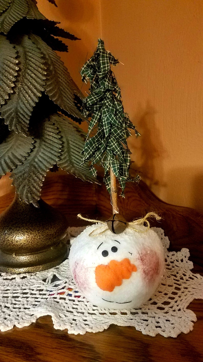 FOLKART SNOWMAN HEAD RAG TREE