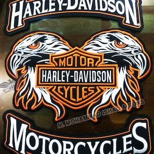 Puede incluir: Un conjunto de tres parches bordados con el logotipo de Harley-Davidson. El arco superior dice Harley-Davidson, la pieza central muestra dos cabezas de águila flanqueando el escudo Motor Harley-Davidson Cycles y el arco inferior Motorcycles.