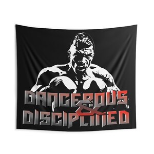 以下が含まれることがあります： 黒地に赤とグレーの文字「Dangerous & Disciplined」が書かれた、ボクサーの白黒イラスト