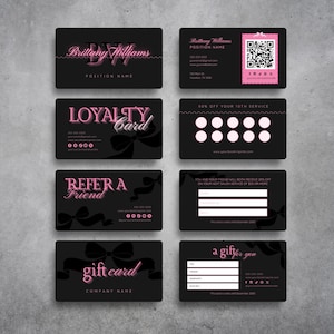 Puede incluir: Un conjunto de tarjetas de visita negras con texto rosa y blanco. Las tarjetas incluyen una tarjeta de nombre, una tarjeta de fidelidad, una tarjeta de referencia y una tarjeta de regalo. Las tarjetas tienen un diseño de lazo y un código QR.