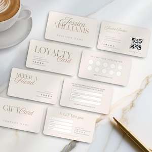 Puede incluir: Una colección de tarjetas de visita y tarjetas de regalo de color beige claro con tipografía elegante. Las tarjetas incluyen textos como "Jessica Williams", "Loyalty Card", "Refer a Friend" y "Gift Card". Una taza de café y un bolígrafo dorado también están en la imagen.