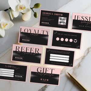 ヘア名刺テンプレートCanva、ピンクの名刺デザインヘアロイヤルティカードテンプレート、QRコードカードギフトカードテンプレート、紹介ギフトカード