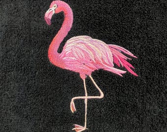 Motif flamant rose brodé sur une serviette d'invité.