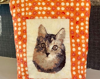 Pochette zippée avec motif chat.