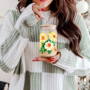 Daisies Sipper Glass: Floral 16oz Tumbler with Bamboo Lid & Straw