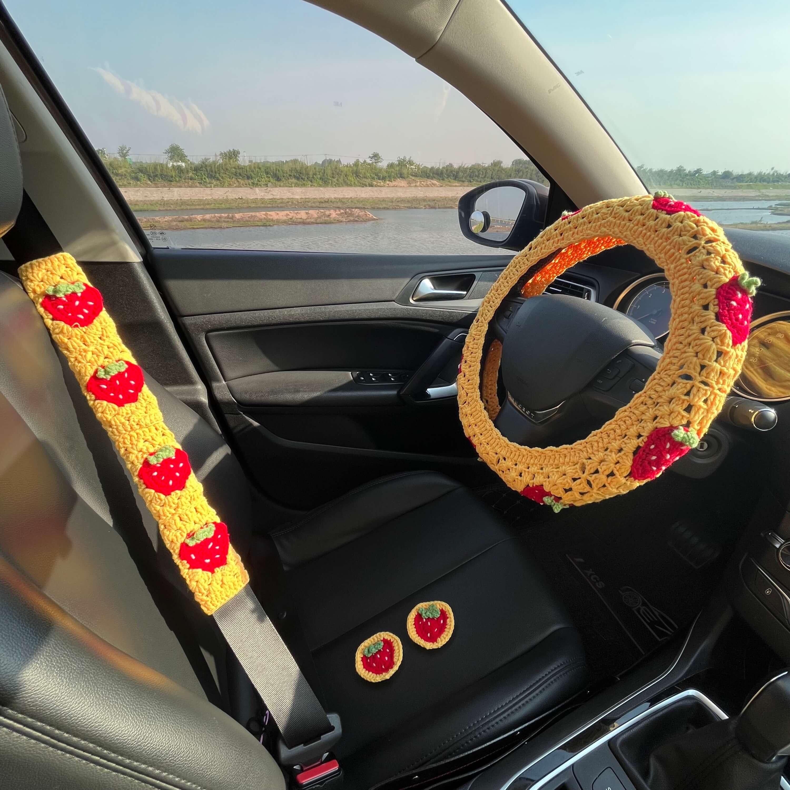 Gehaakte stuurhoes voor vrouwen, handgemaakte gele aardbei gordelkussenhoezen, boho cadeau oma vierkant auto-accessoires decoraties