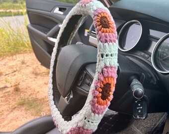 YDM Handgehäkelter Lenkradbezug Mit Sonnenblume – 35,6–38,1 Cm, Inkl. 2 Gurtbezügen, Elastisch YDM Handgehäkelter Lenkradbezug Mit Sonnenblume – 35,6–38,1 Cm, Inkl. 2 Gurtbezügen, Elastisch
