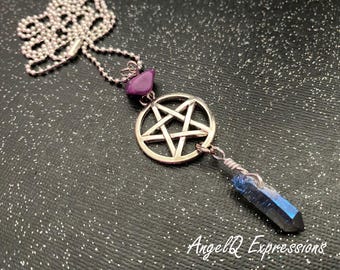 Collar con dije de cristal de cuarzo arcoíris y pentáculo de Rowena, original