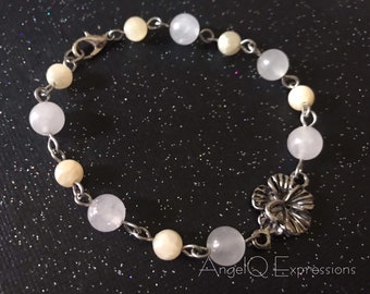 Pulsera Island Girl Hibiscus con Jade Amarillo y Cuarcita Blanca OOAK