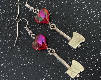 Pendientes Charm Hacha del Amor de Lizzy Borden con Corazones Rojos Facetados