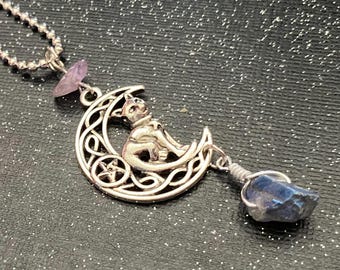 Collar con colgante de gato de luna creciente familiar de Hécate, amatista y cuarzo, OOAK
