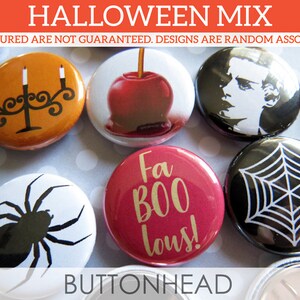 Puede incluir: Una colecci&oacute;n de chapas redondas con motivos de Halloween, que incluye un candelabro negro sobre naranja, una manzana de caramelo roja, una silueta, una ara&ntilde;a negra sobre blanco, una chapa roja con el texto Fa BOO lous! y una telara&ntilde;a blanca sobre negro.