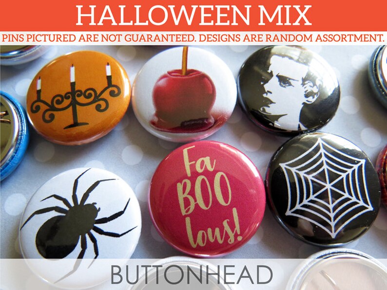 Puede incluir: Una colecci&oacute;n de chapas redondas con motivos de Halloween, que incluye un candelabro negro sobre naranja, una manzana de caramelo roja, una silueta, una ara&ntilde;a negra sobre blanco, una chapa roja con el texto Fa BOO lous! y una telara&ntilde;a blanca sobre negro.