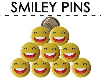 Botones y pines con forma de cara sonriente feliz, un pequeño obsequio positivo y estimulante para amigos, trabajo y aula