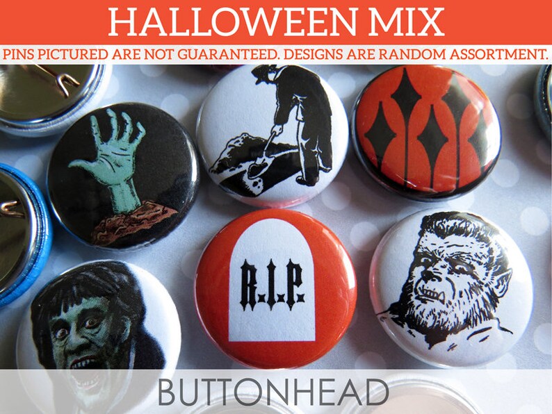 Puede incluir: Una colecci&oacute;n de chapas redondas con gr&aacute;ficos de tem&aacute;tica de Halloween que incluyen una mano de zombi, una persona cavando una tumba, un patr&oacute;n de rombos rojo y negro, una l&aacute;pida con el texto R.I.P., un monstruo y un hombre lobo.