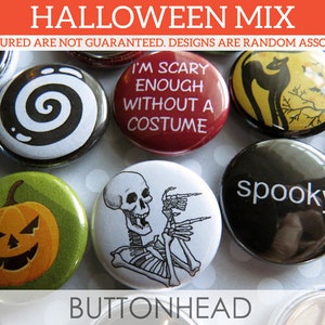 Puede incluir: Una colecci&oacute;n de chapas redondas con tem&aacute;tica de Halloween que presentan varios dise&ntilde;os, incluyendo una calabaza, un esqueleto, un gato negro y textos que dicen I'M SCARY ENOUGH WITHOUT A COSTUME y spooky. Las chapas son un surtido aleatorio.