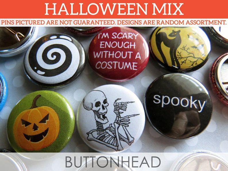 Puede incluir: Una colecci&oacute;n de chapas redondas con tem&aacute;tica de Halloween que presentan varios dise&ntilde;os, incluyendo una calabaza, un esqueleto, un gato negro y textos que dicen I'M SCARY ENOUGH WITHOUT A COSTUME y spooky. Las chapas son un surtido aleatorio.