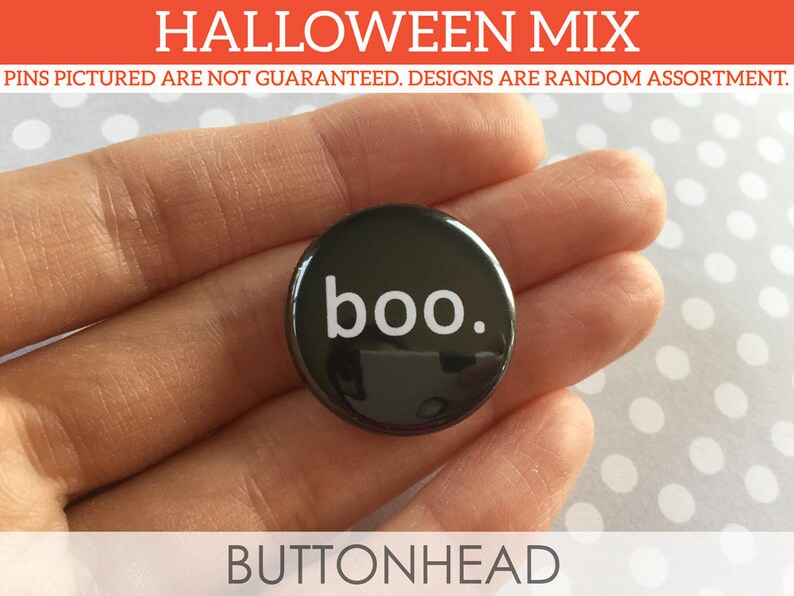 Puede incluir: Un bot&oacute;n redondo de color negro con el texto en min&uacute;sculas de color blanco 'boo.' impreso en el centro. El bot&oacute;n tiene un acabado brillante y forma parte de un surtido de Halloween. El texto es claro y est&aacute; centrado en la superficie circular.
