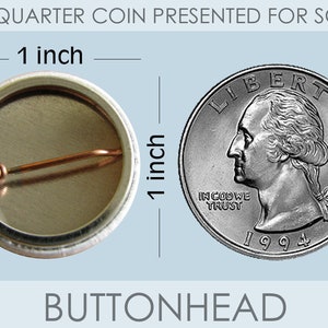Puede incluir: Un bot&oacute;n circular con parte posterior de metal plateado y un alfiler de color cobre. Se muestra una moneda de 25 centavos de EE. UU. para escala, con texto que indica un di&aacute;metro de 1 pulgada. El texto BUTTONHEAD es visible debajo.