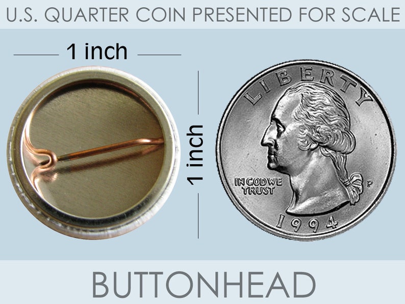 Puede incluir: Un bot&oacute;n circular con parte posterior de metal plateado y un alfiler de color cobre. Se muestra una moneda de 25 centavos de EE. UU. para escala, con texto que indica un di&aacute;metro de 1 pulgada. El texto BUTTONHEAD es visible debajo.