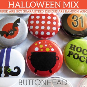 Puede incluir: Una colecci&oacute;n de botones redondos con tem&aacute;tica de Halloween que presentan varios dise&ntilde;os, incluyendo un murci&eacute;lago, lunares rojos y blancos, el n&uacute;mero 31, piernas de bruja, un caldero negro con burbujas y el texto HOCUS POCUS. Texto HALLOWEEN MIX.