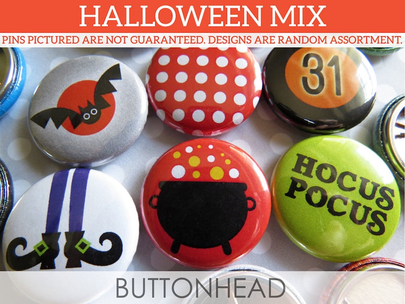 Puede incluir: Una colecci&oacute;n de botones redondos con tem&aacute;tica de Halloween que presentan varios dise&ntilde;os, incluyendo un murci&eacute;lago, lunares rojos y blancos, el n&uacute;mero 31, piernas de bruja, un caldero negro con burbujas y el texto HOCUS POCUS. Texto HALLOWEEN MIX.