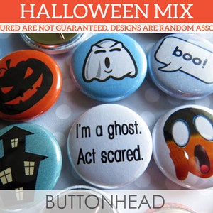 Puede incluir: Una colecci&oacute;n de chapas redondas con motivos de Halloween, que incluye una calabaza negra, un fantasma blanco, un bocadillo con el texto 'boo!', una casa encantada, una chapa con 'I'm a ghost. Act scared.' y una cara gritando.