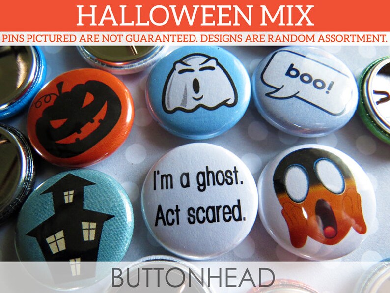 Puede incluir: Una colecci&oacute;n de chapas redondas con motivos de Halloween, que incluye una calabaza negra, un fantasma blanco, un bocadillo con el texto 'boo!', una casa encantada, una chapa con 'I'm a ghost. Act scared.' y una cara gritando.