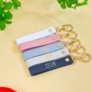 Llavero de muñeca con nombre personalizado: llavero con letra, regalo personalizado para ella, dama de honor o amiga.