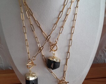 Collar de cadena con clip chapado en oro de 18 quilates con colgante de turmalina negra, cierre de palanca protector y curativo.