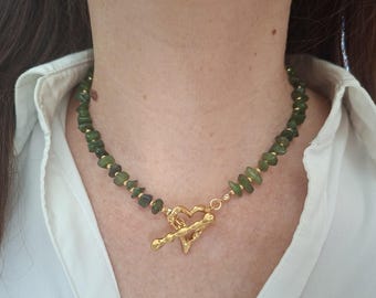 Ketting met groene jadekralen, groen en goudkleurig hart kapittelsluiting