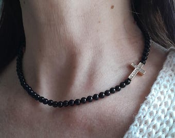 Collar de turmalina negra con cruz de circonitas cúbicas doradas. Joya de protección. Delicado collar de cuentas negras.