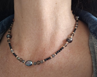 Collar de perlas de espinela negra, labradorita, joyería de perlas negras de agua dulce, elegante collar minimalista de piedras preciosas para uso diario.