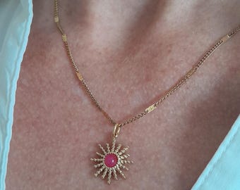 Collar minimalista de cornalina natural, delicado colgante de sol de cornalina con cadena chapada en oro de 18 quilates.