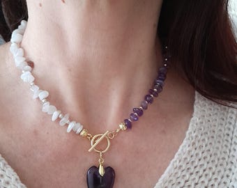 Gargantilla de amatista y piedra lunar arcoíris con colgante de corazón de amatista, collar con cierre de palanca mitad y mitad.