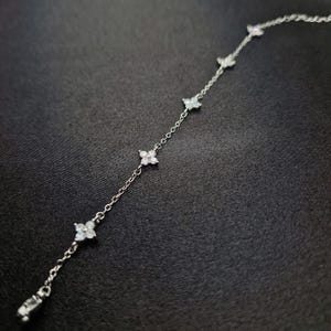 Fine, minimalist cloverleaf bracelet with stones silver/gold - stainless steel