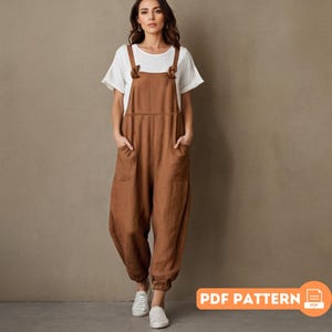 Puede incluir: Un mono de lino marrón con tirantes ajustables y bolsillos grandes. El mono tiene un corte holgado y un dobladillo con puños.  PDF PATTERN
